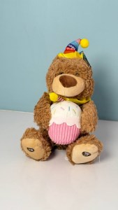 خرس کیک به دست