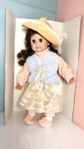 عروسک سارا لب زن زرد